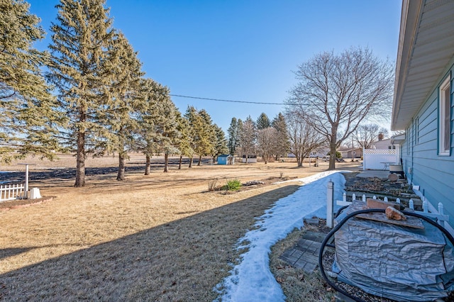 view of yard featuring a rural view