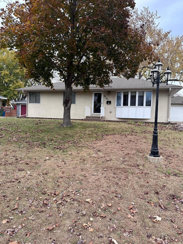 view of front facade featuring a front yard