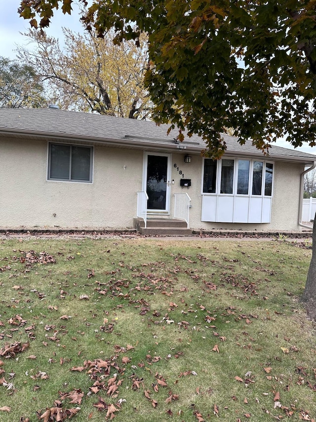 ranch-style house featuring a front lawn