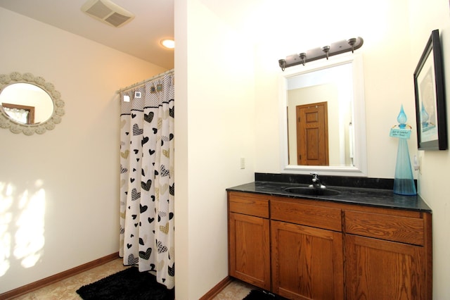 bathroom with visible vents, baseboards, a shower with curtain, and vanity