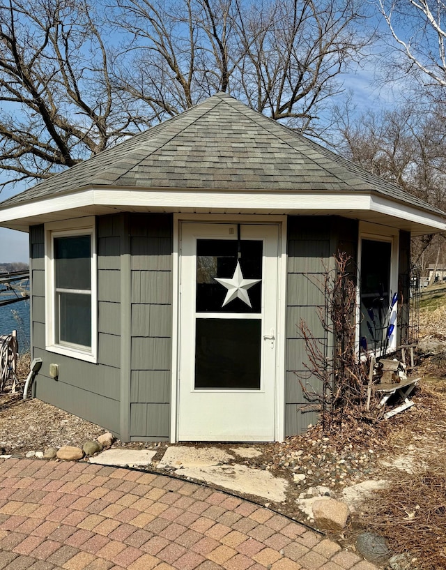 view of outdoor structure featuring an outbuilding