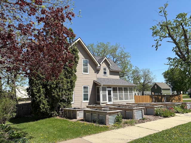 20 1st Ave NW, Plainview, MN 55964 - view of front facade featuring a garden, a sunroom, and a shingled roof
