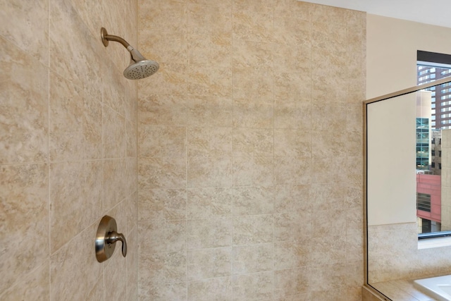 room details featuring tiled shower