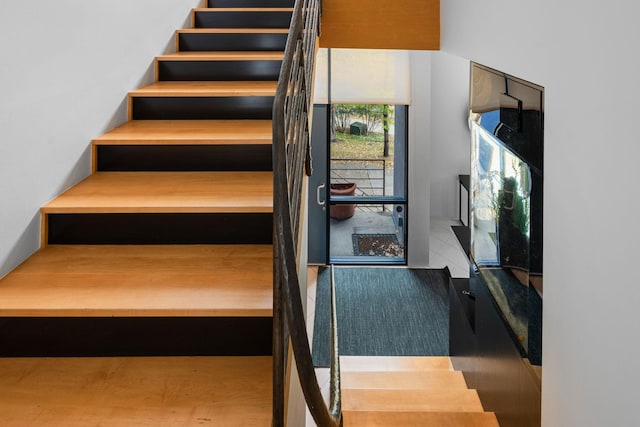 1128 Kenwood Pkwy, Minneapolis, MN 55403 - view of stairway