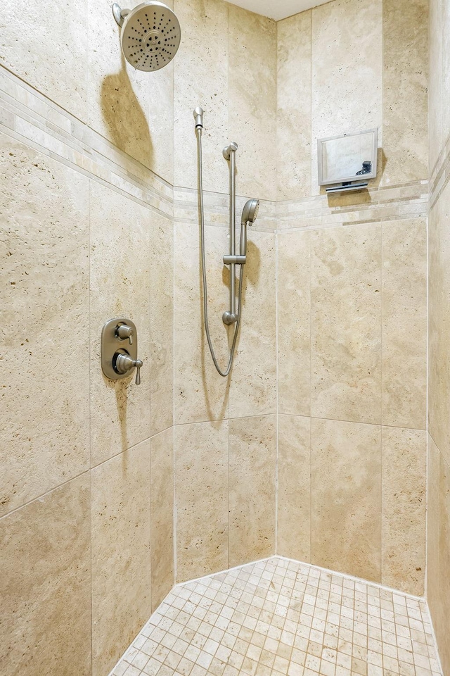 bathroom featuring a tile shower