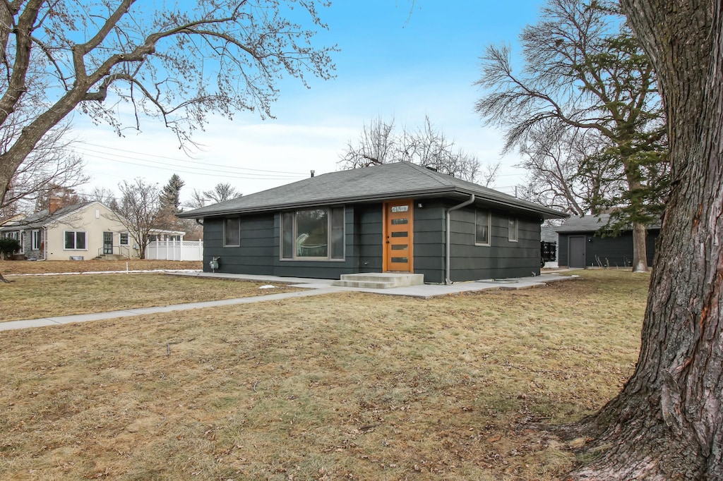 view of front of property featuring a front yard