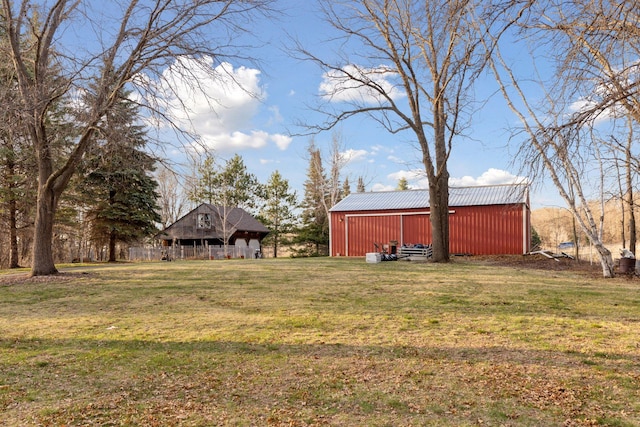 view of yard featuring an outdoor structure and a pole building