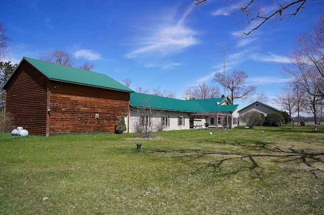 view of side of property featuring a lawn