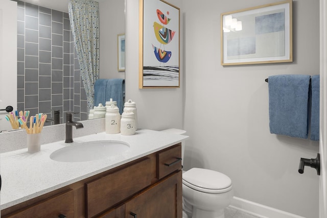 bathroom featuring a shower with curtain, baseboards, vanity, and toilet