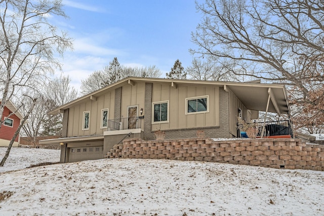 view of front facade featuring a garage