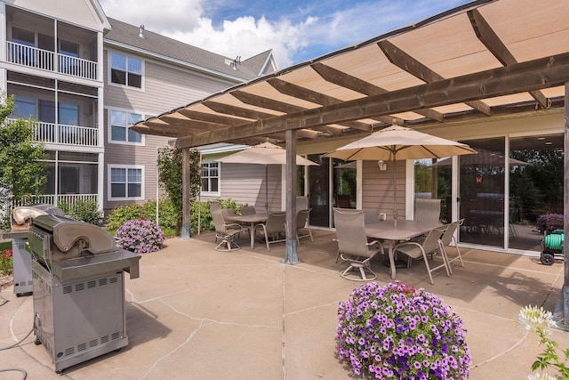 view of patio featuring a pergola