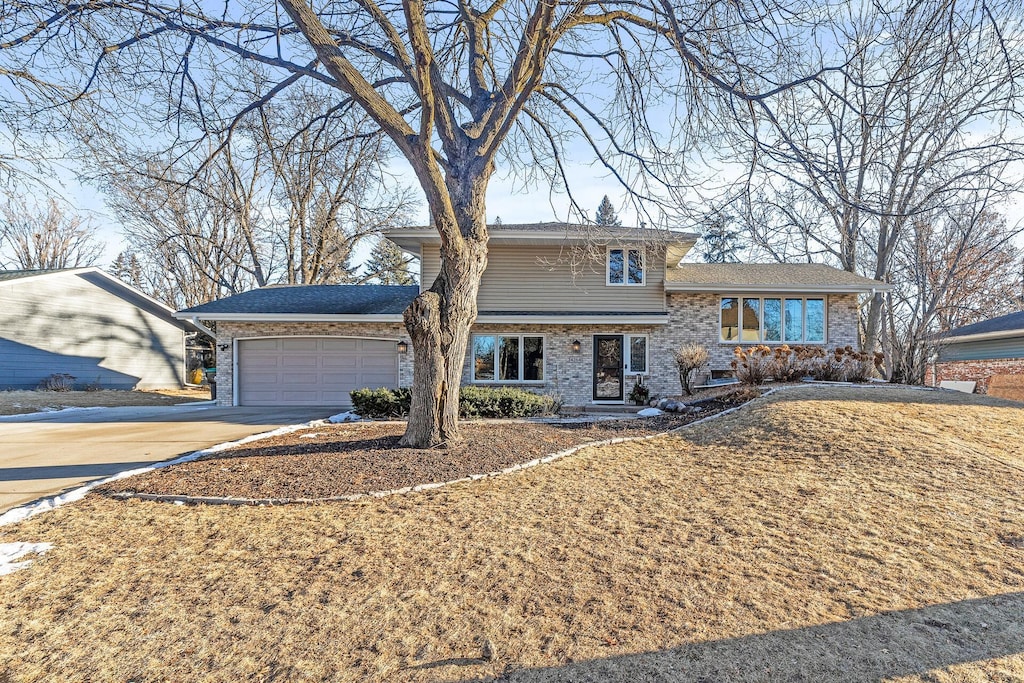 view of front facade with a garage