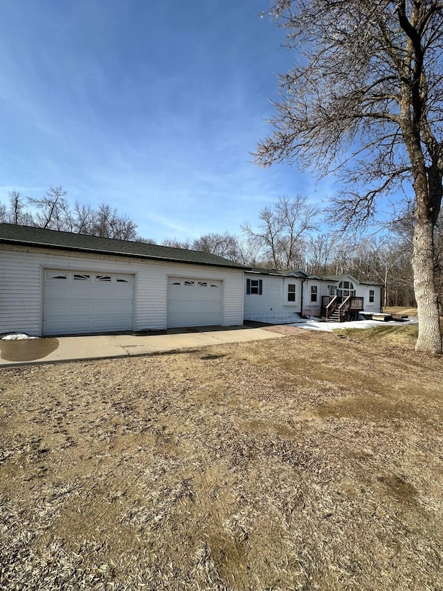 view of front of property featuring a garage and driveway