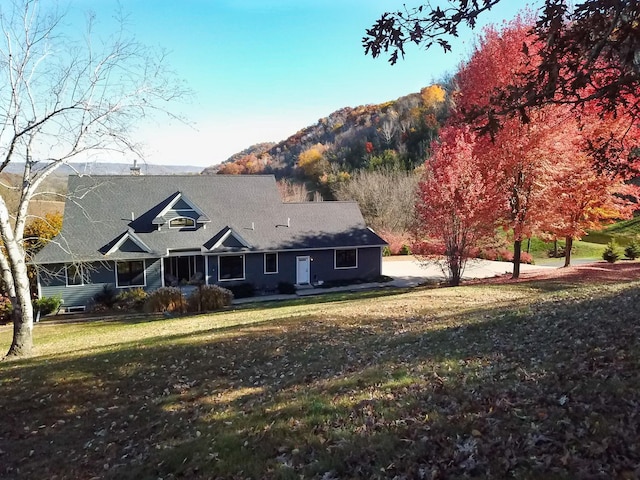 ranch-style home with a mountain view and a front yard