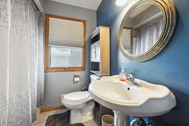 bathroom featuring a shower with shower curtain and toilet