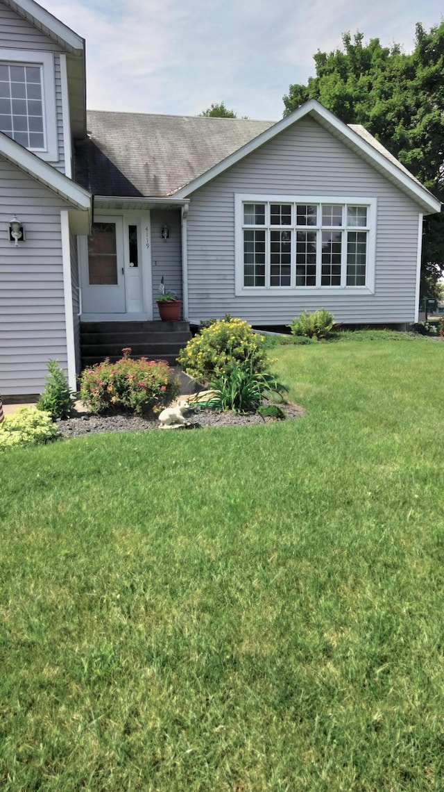 view of front of home featuring a front yard