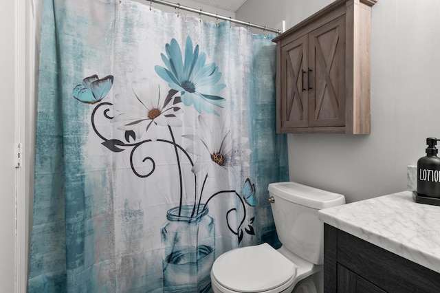 full bath featuring a shower with shower curtain, toilet, and vanity