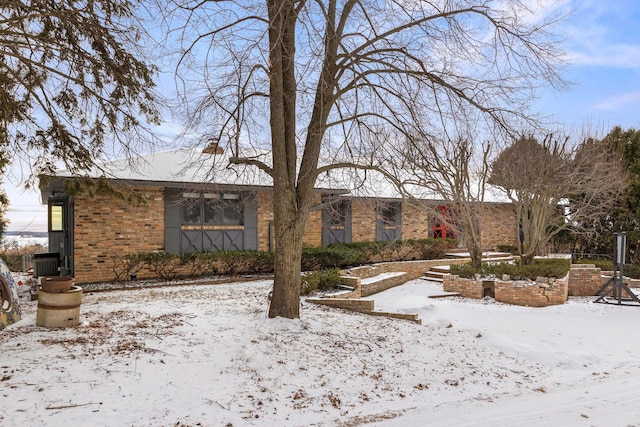 view of front facade featuring brick siding