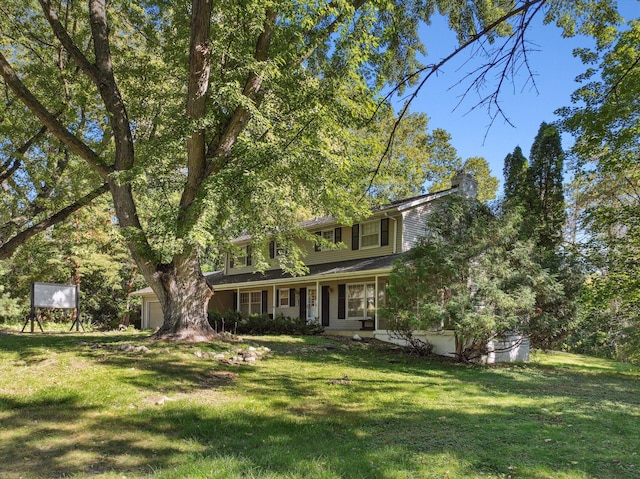 view of front of property featuring a front lawn and a porch