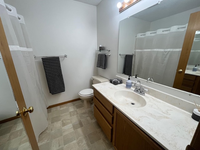 full bathroom featuring toilet, vanity, a shower with shower curtain, and baseboards