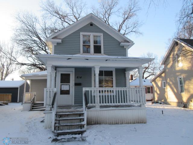 view of front of property featuring a porch