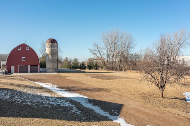 view of yard with an outbuilding