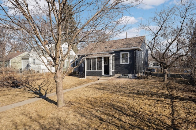 view of front of house featuring a front lawn