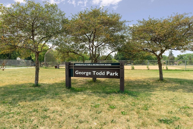 community / neighborhood sign featuring a lawn