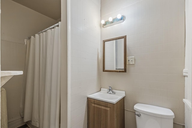 bathroom with vanity, curtained shower, and toilet