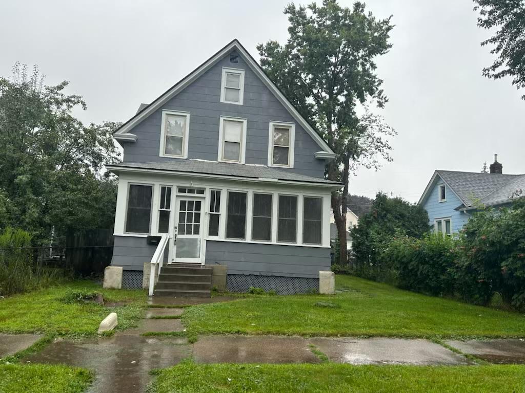 view of front of property with a front lawn