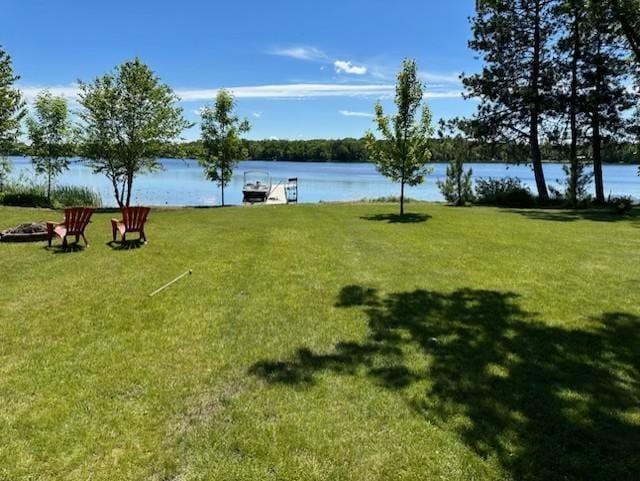 view of yard featuring a water view