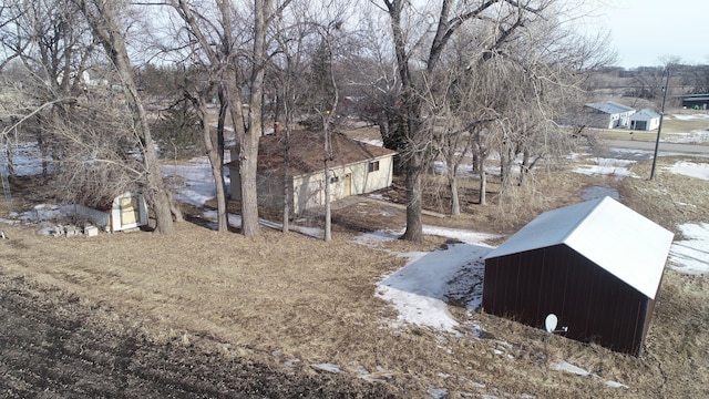 view of yard with an outdoor structure