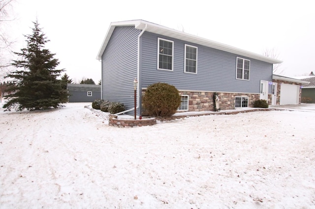 view of front facade featuring a garage