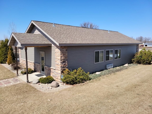 view of side of property featuring a lawn