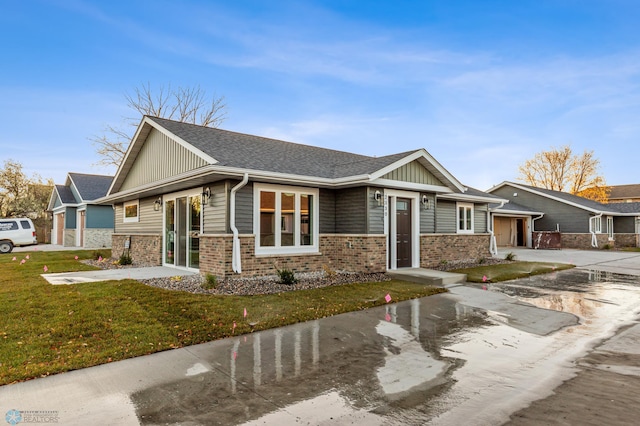 view of front facade featuring a garage and a front yard