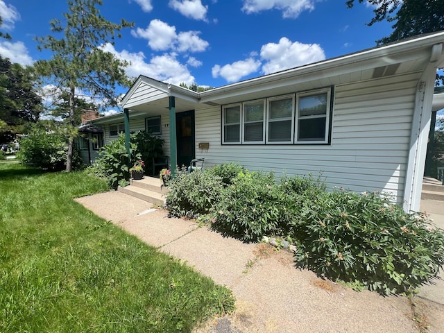 view of front facade with a front yard