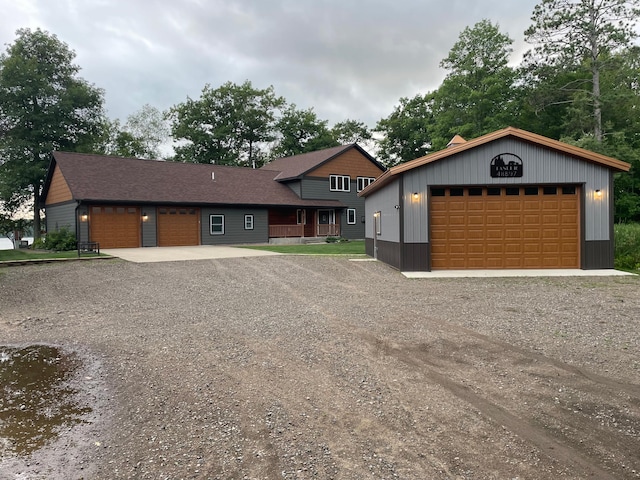 view of front facade featuring a garage