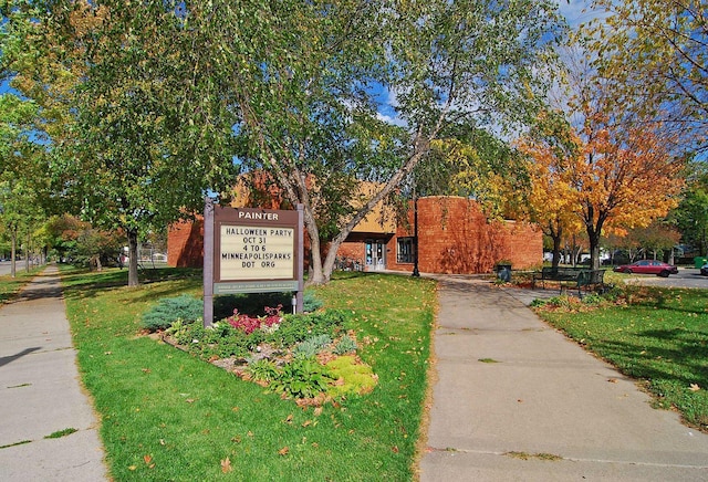 community sign with a yard