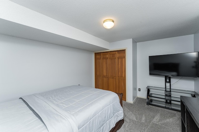 bedroom featuring carpet flooring, a textured ceiling, and a closet