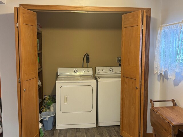 laundry room featuring dark hardwood / wood-style floors and independent washer and dryer