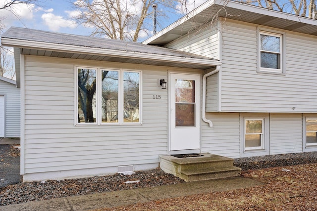 entrance to property with crawl space