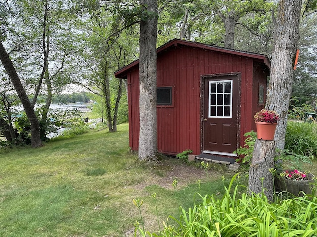 view of outdoor structure with a yard