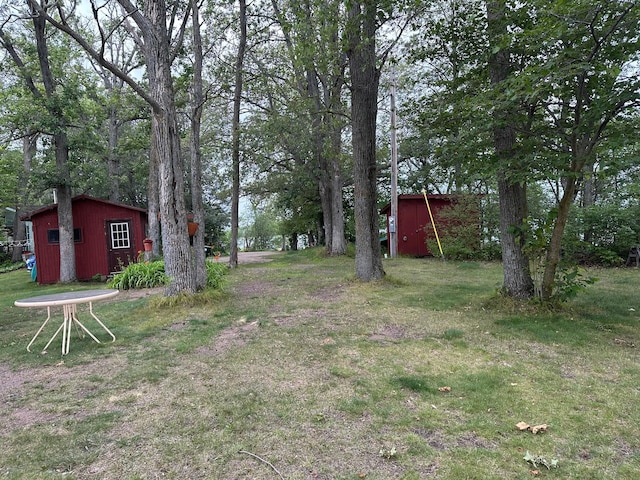 view of yard with an outdoor structure