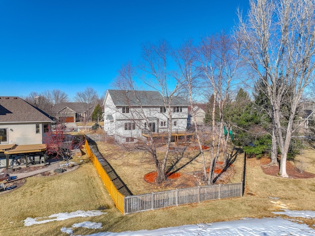 view of front of property featuring a front yard