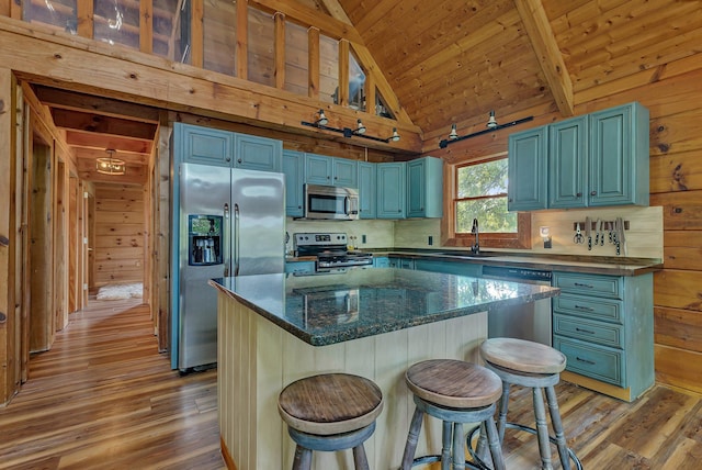 kitchen featuring sink, a kitchen island, a breakfast bar, and appliances with stainless steel finishes