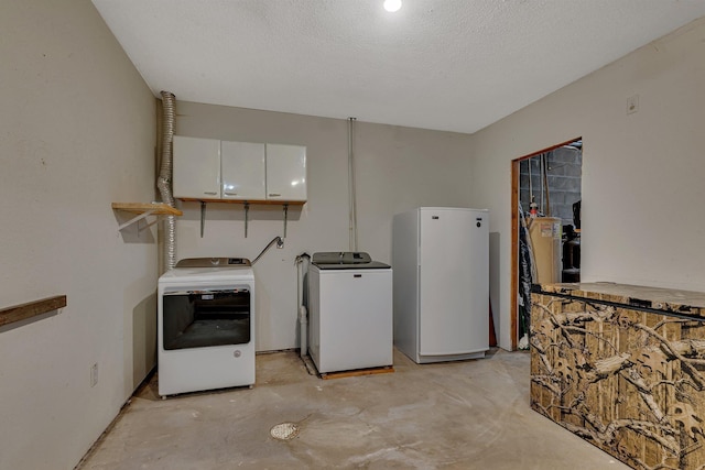 laundry area featuring a textured ceiling and independent washer and dryer