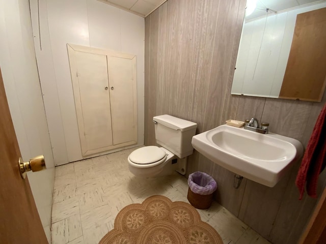 bathroom featuring sink and toilet