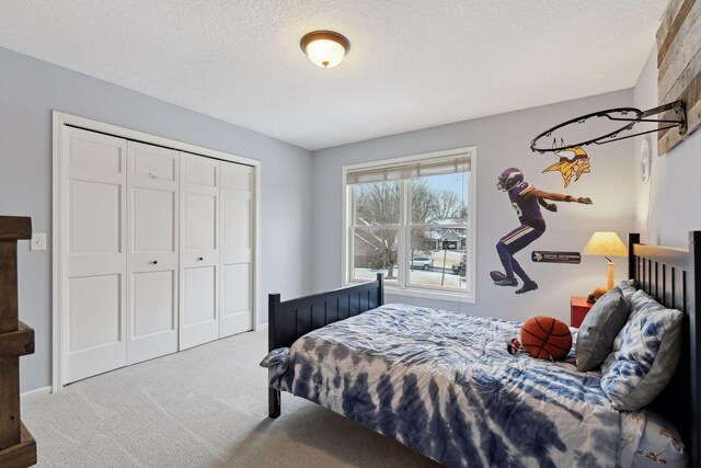 bedroom with carpet, a closet, and a textured ceiling