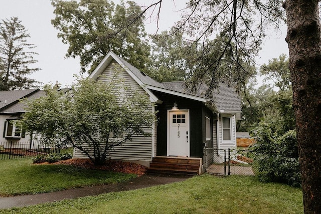 view of front of property with a front lawn