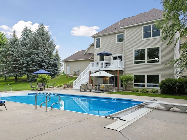 view of pool with outdoor dining area, a wooden deck, a covered pool, and a patio area